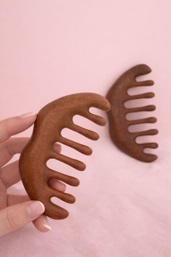 مشط خشبي طبيعي